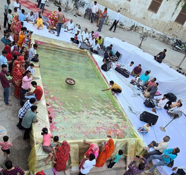Shaligram was enshrined in a 51 kg stone pond and floated in the artificial pond, Thakurji's rewadis were taken out.