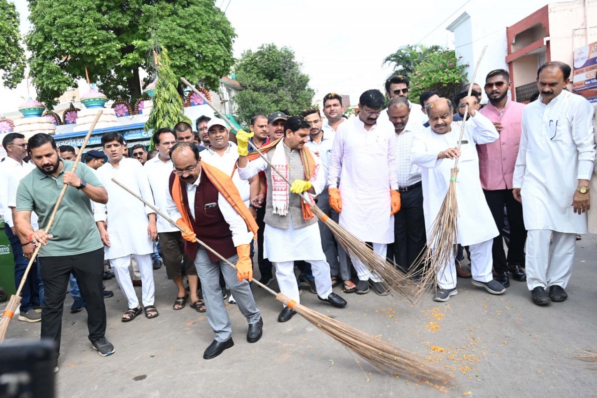 Raipur News: स्वच्छता ही सेवा पखवाड़ा में डिप्टी CM साव और तोखन साहू ने किया
श्रमदान, सफाई कर्मचारियों का हुआ सम्मान, देखें तस्वीरें