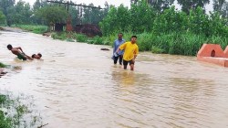 Moradabad News: मुरादाबाद में 10 गांव बाढ़ की चपेट में, आवागमन बाधित, रास्ते पर
भरा 4 फीट पानी - image