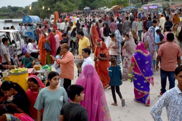 Evening decorated on the banks of Shakkar Pond: Crowd of city residents gathered in the fair organized on Pitru Amavasya.