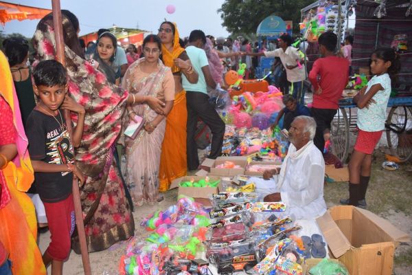 Evening decorated on the banks of Shakkar Pond: Crowd of city residents gathered in the fair organized on Pitru Amavasya.