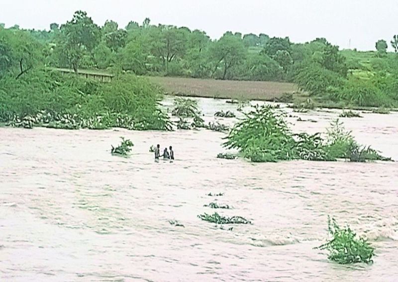 बाणगंगा नदी में गुरुवार शाम एक महिला पैर फिसलने से बह गई। प्रशासन व ग्रामीणों की सहायता से उसे सकुशल नदी से निकाल लिया गया।