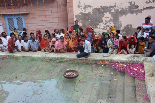 Shaligram was enshrined in a 51 kg stone pond and floated in the artificial pond, Thakurji's rewadis were taken out.