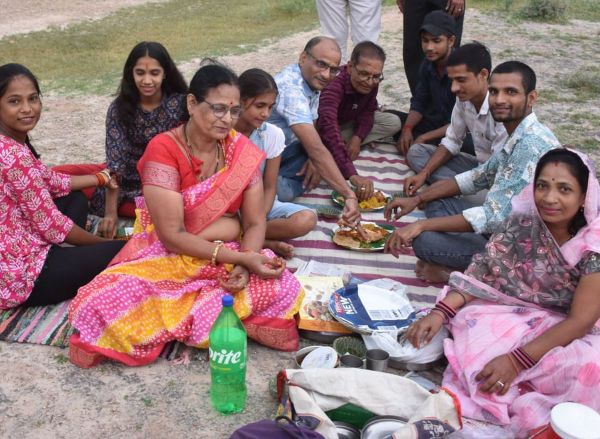 Evening decorated on the banks of Shakkar Pond: Crowd of city residents gathered in the fair organized on Pitru Amavasya.