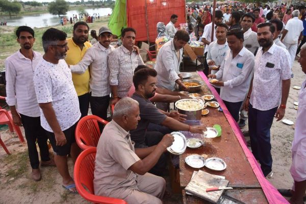 Evening decorated on the banks of Shakkar Pond: Crowd of city residents gathered in the fair organized on Pitru Amavasya.
