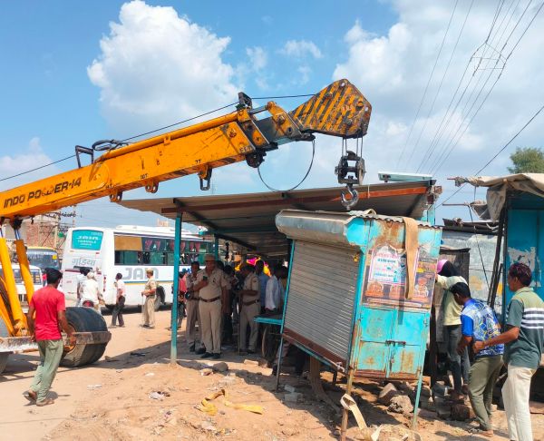 Encroachment removed in front of Parshvanath temple on court orders