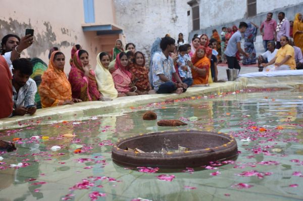 Shaligram was enshrined in a 51 kg stone pond and floated in the artificial pond, Thakurji's rewadis were taken out.
