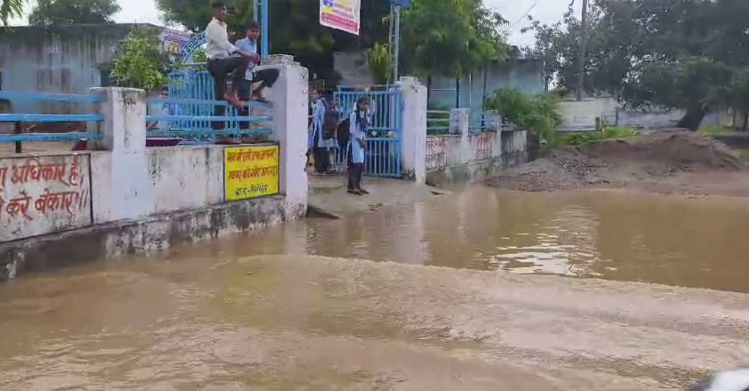 मूसलाधार बारिश से गांवों में जल भराव की समस्या