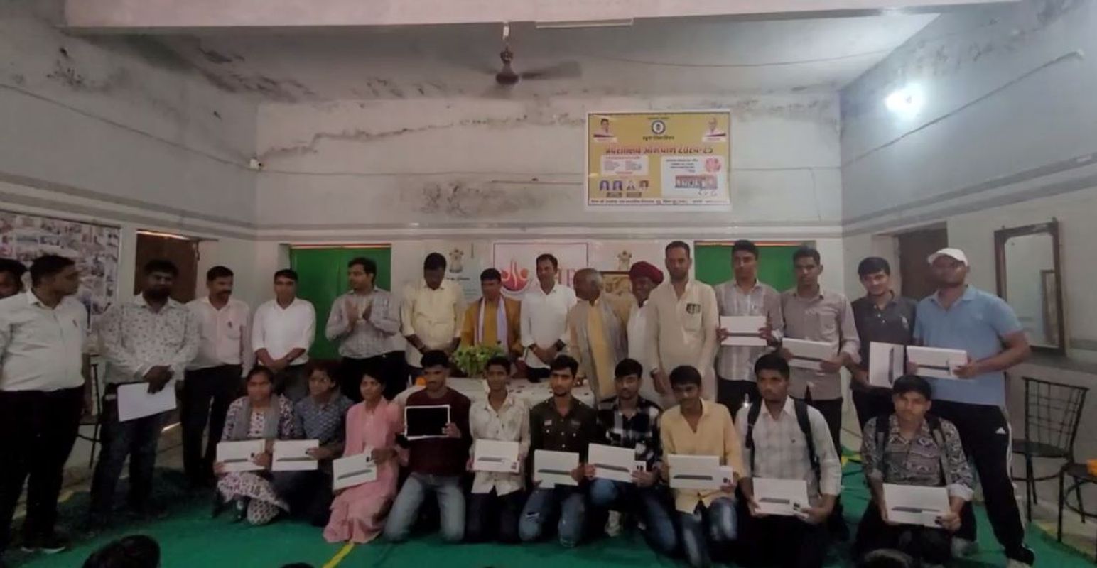 शिक्षक दिवस पर विद्यार्थियों को मिले टेबलेट, चेहरे खिले
