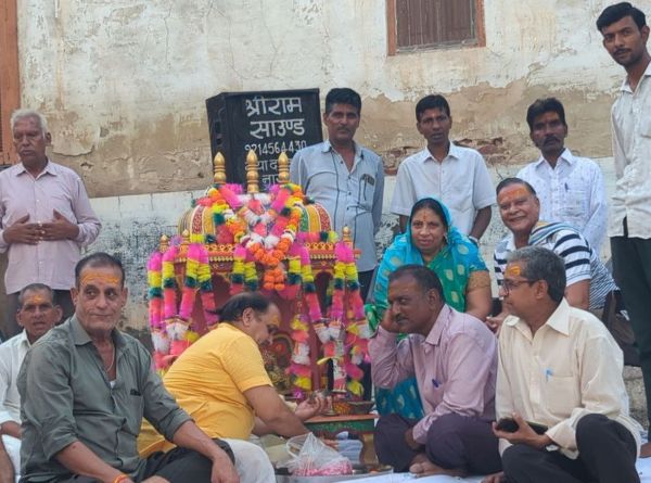 Shaligram was enshrined in a 51 kg stone pond and floated in the artificial pond, Thakurji's rewadis were taken out.