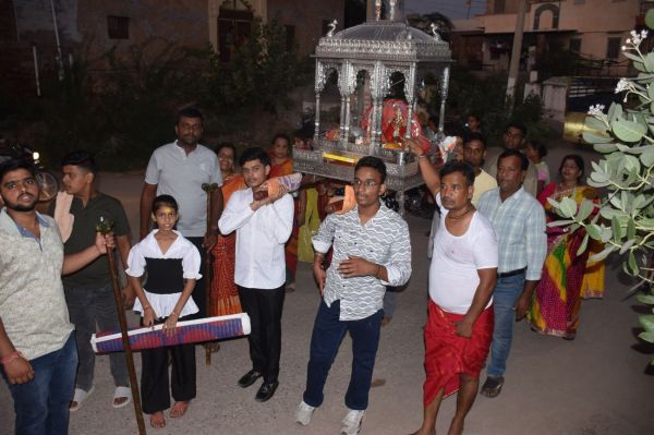 Shaligram was enshrined in a 51 kg stone pond and floated in the artificial pond, Thakurji's rewadis were taken out.