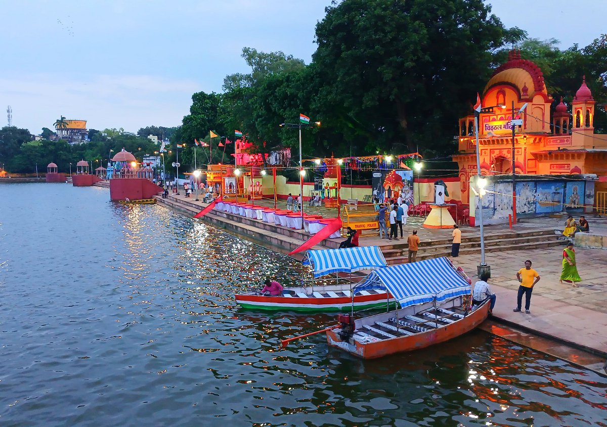 जल गंगा आरती में झिलमिल दीपों और विशाल आरतियों से जगमगाएगा श्री विट्ठल रुक्मणी
मंदिर के सामने का घाट