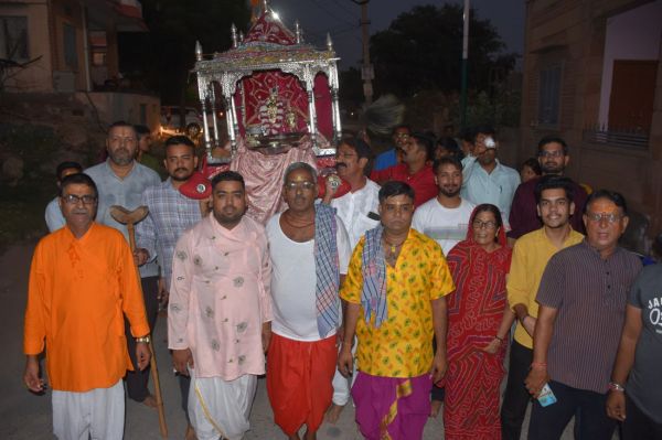 Shaligram was enshrined in a 51 kg stone pond and floated in the artificial pond, Thakurji's rewadis were taken out.