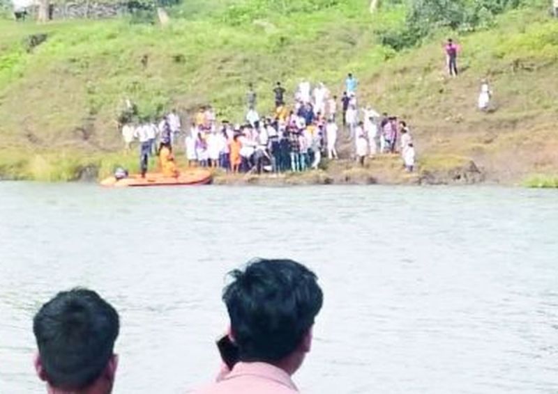 सोमवार सुबह घटनास्थल की 100 मीटर दूर ही शव मिल गया।