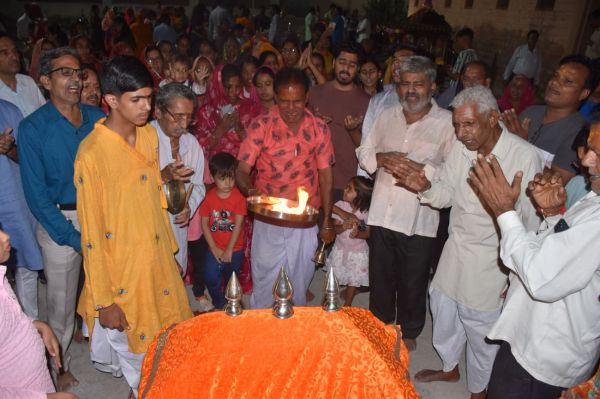 Shaligram was enshrined in a 51 kg stone pond and floated in the artificial pond, Thakurji's rewadis were taken out.
