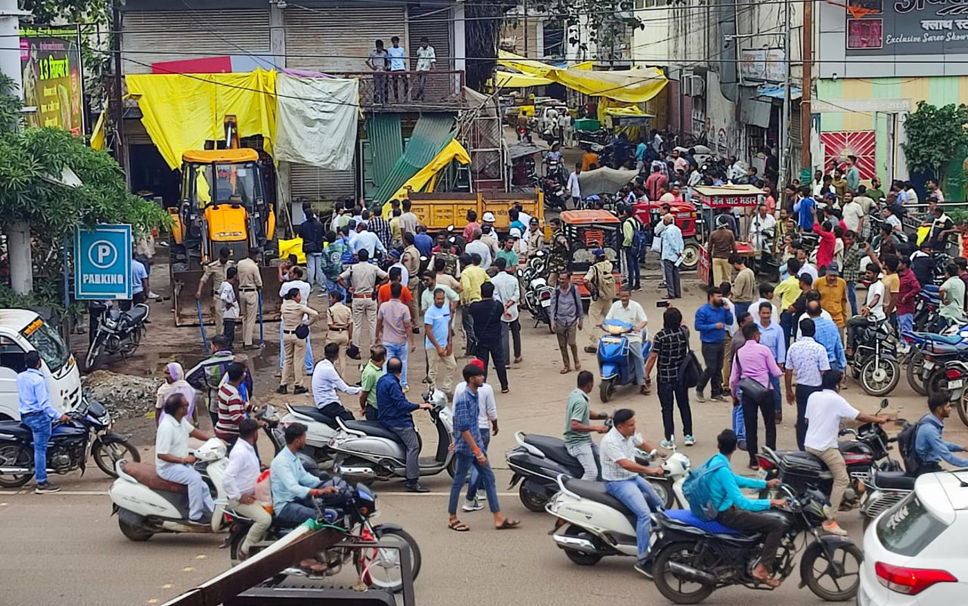 Photo Gallery: राज्यपाल के आगमन से पहले जेल तिराहे से इएलसी तक अतिक्रमण पर चली
जेसीबी