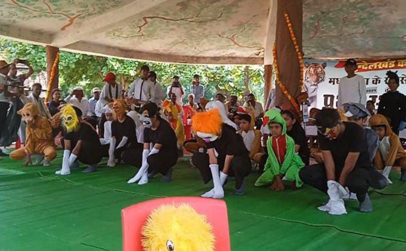 स्थापना दिवस के कार्यक्रम में प्रस्तुति देते बच्चे