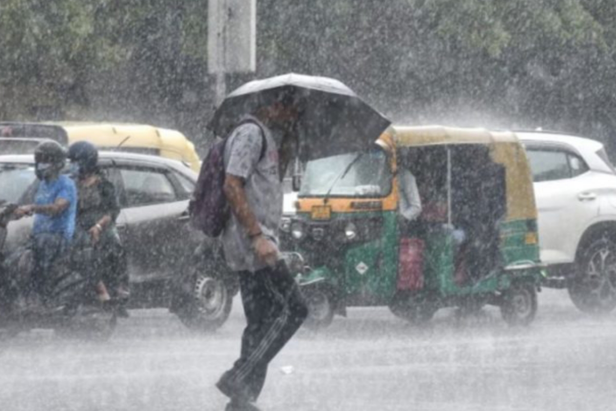 UP Rains: यूपी के इन जिलों में दो दिनों तक भारी बारिश का अलर्ट, साइक्लोनिक
सरकुलेशन मचाएगा तांडव,IMD latest update