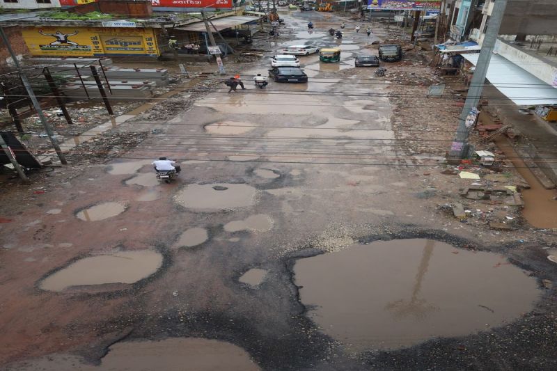 बारिश से जिले में 900 मकानों को क्षति और करोड़ों की बह गई सडक़ें Due to rain, 900 houses were damaged in the district and roads worth crores were washed away