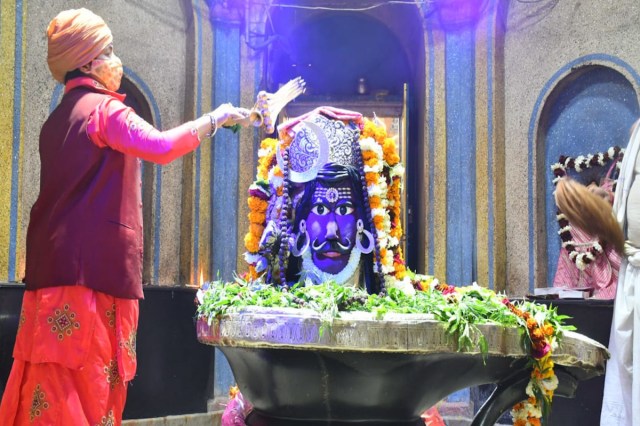 Lucknow Mankameshwar Temple Prasad Ban