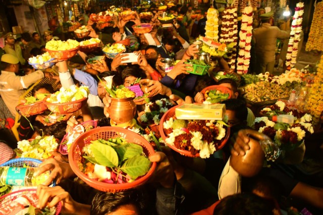 Lucknow Mankameshwar Temple Prasad Ban