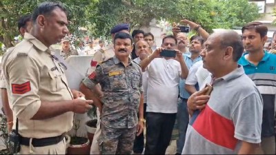 सडक़ तक पहुंचा पारिवारिक विवाद, मौके जमा हुआ हुजूम