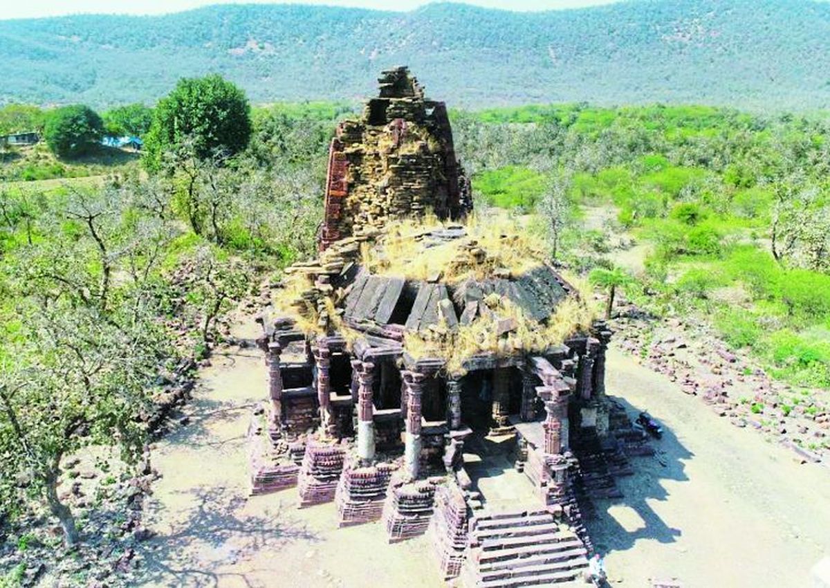 शाहबाद एवं किशनगंज तहसील में सहरिया आदिम जनजाति की विशिष्ट लोक-संस्कृति हैं। यहां सहरिया युगल नृत्य इसकी एक झलक प्रस्तुत करता हैं।