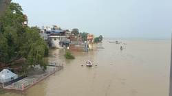 Prayagraj flood: बारिश और बाढ़ का कहर जारी, नदियां खतरे के निशान से उपर पहुंची,
कई घर भी डूबे - image