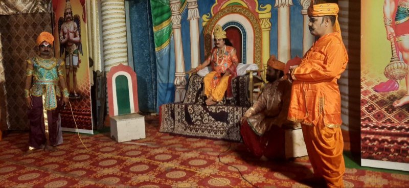 मंचन करते कलाकार