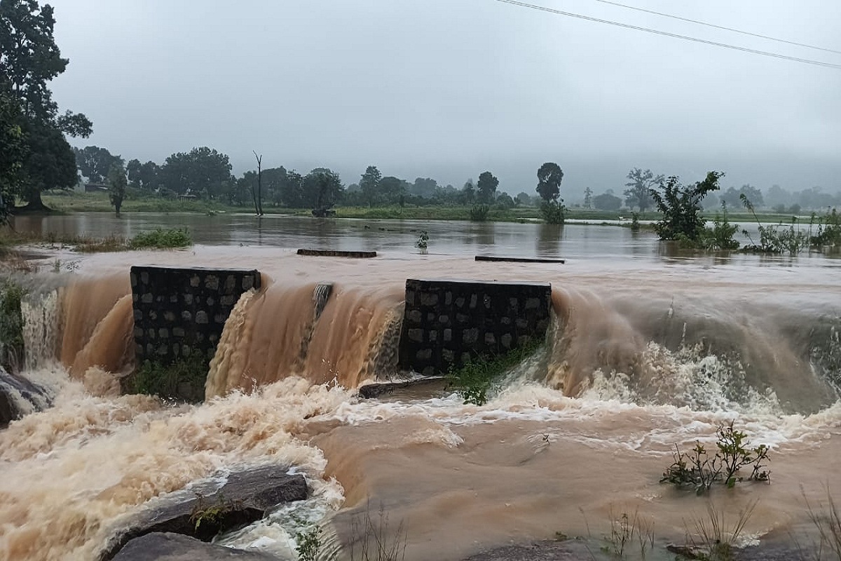 36 घंटे की बारिश से जशपुर में बाढ़ के हालात, कई गांवों का टूटा संपर्क, तो टापू
में फंसे ग्रामीण… देखें तस्वीरें