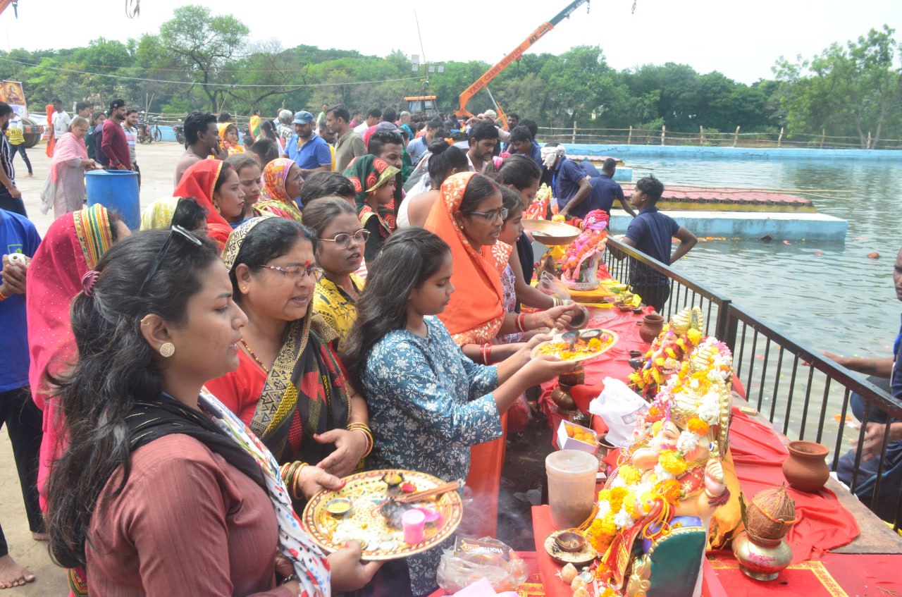 Ganesh visarjan 2024: महादेव घाट में गणेश प्रतिमाओं का विसर्जन जारी, देखें
तस्वीरें…