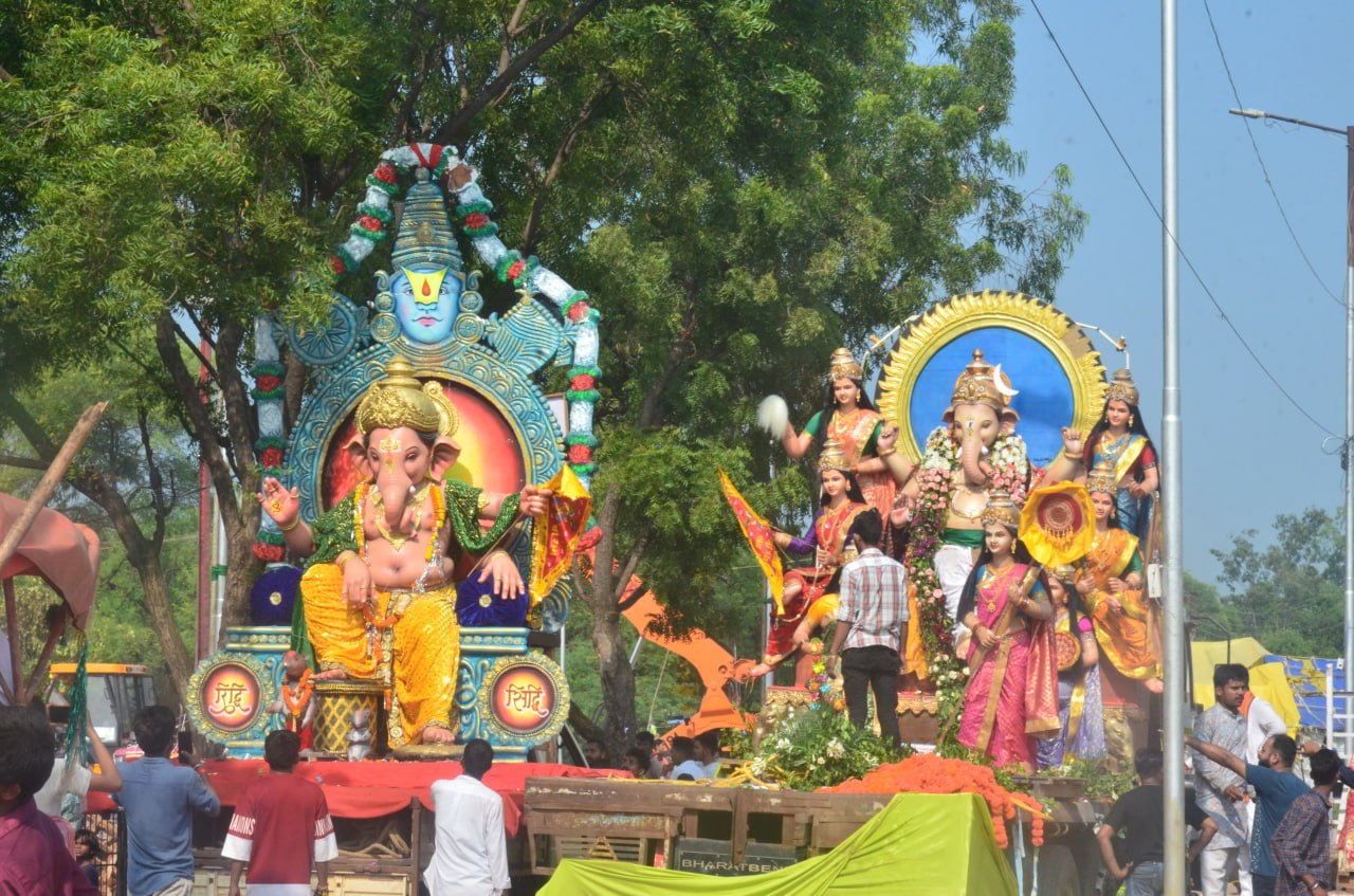 Ganesh Visarjan 2024: महादेव घाट कुंड में रात भर चला गणेश विसर्जन का सिलसिला,
देखें मनमोहक तस्वीरें…