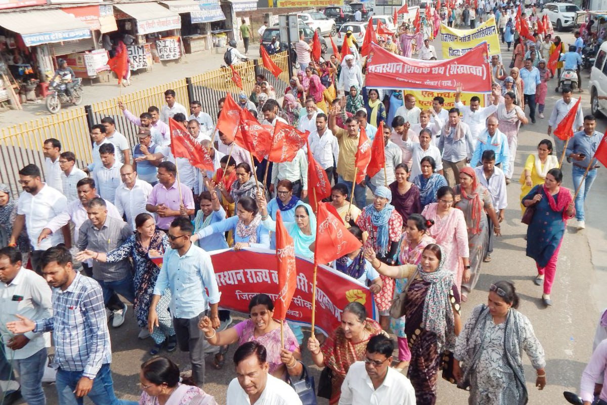 विभिन्न विभागों के कर्मचारियों ने रैली निकालकर कलेक्ट्रेट पर किया प्रदर्शन, 11
मांगों को लेकर सड़क पर आया कर्मचारियों का आक्रोश