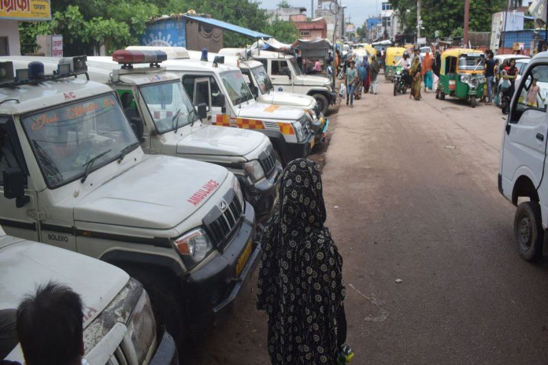 मनमानी: बिना जांच पड़ताल चल रही 250 निजी एंबुलेंस Arbitrariness: 250 private ambulances are running without any investigation