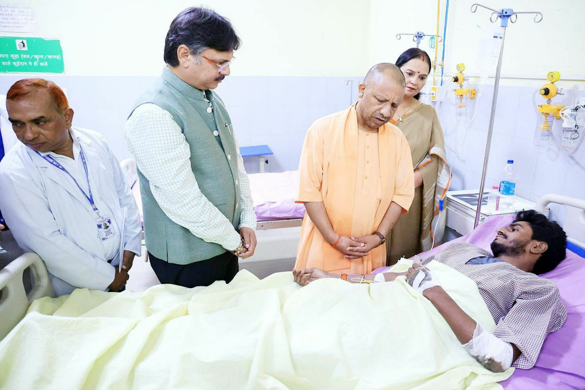 Transport Nagar building collapse: CM Yogi Adityanath visited injured persons in hospital