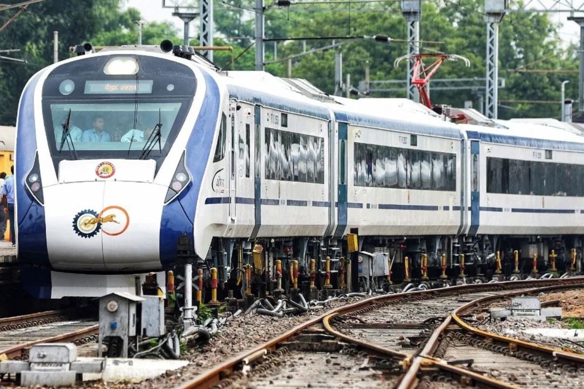 Vande Bharat Express: आगरा-उदयपुर के बीच वंदे भारत ट्रेन शुरू, 7 जगह होगा
स्टॉपेज, जानें किराया