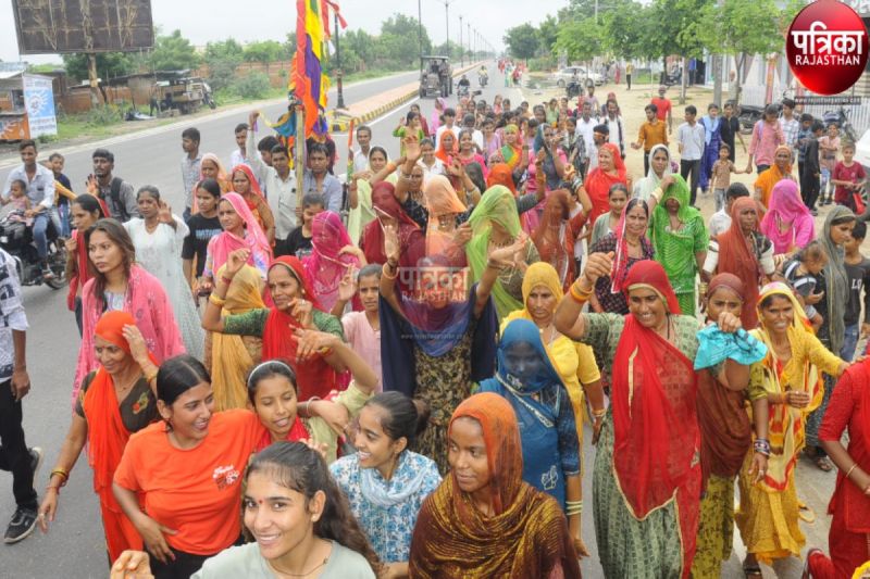 Watch Video : भादवी बीज : हाइवे पर गूूंजा रामसा पीर का जयकारा, बाबा के दरबार में लगाई धोक