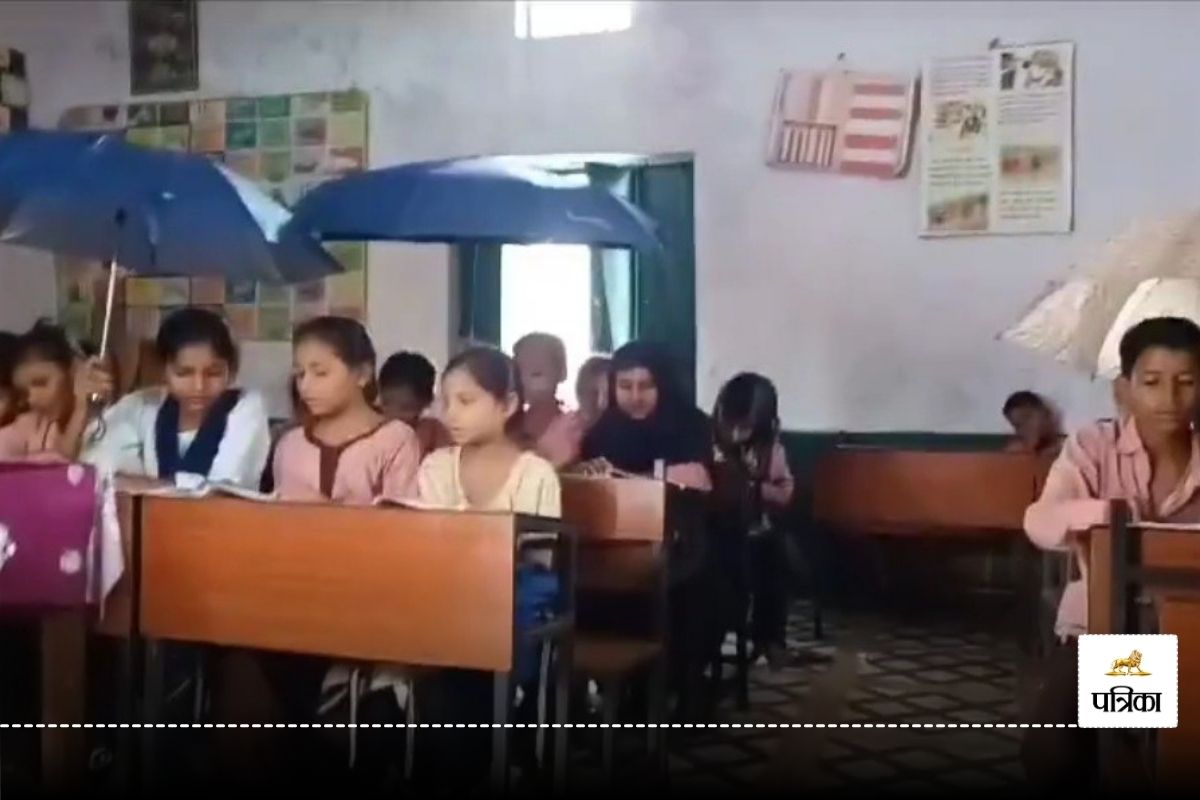 Viral Video : टपकती क्लास में छाता लगाकर पढ़ाई करते छात्रों का वीडियो हुआ वायरल