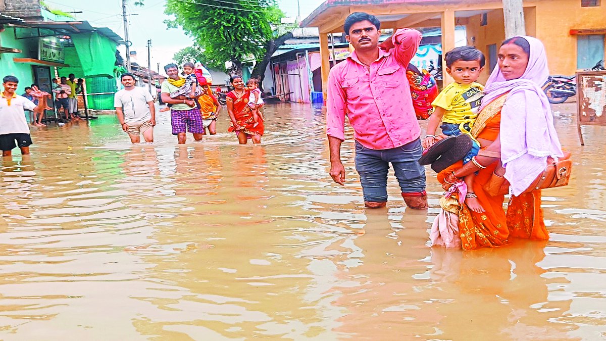 18 घंटे में 139 मिमी बारिश, नदी-नाले उफान पर 40 गावों का संपर्क टूटा, घरों में
घुसा पानी