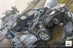 Big Accident: कंटेनर में घुसी स्विफ्ट कार, उड़े परखच्चे, 4 लोगों की मौके पर ही
मौत - image