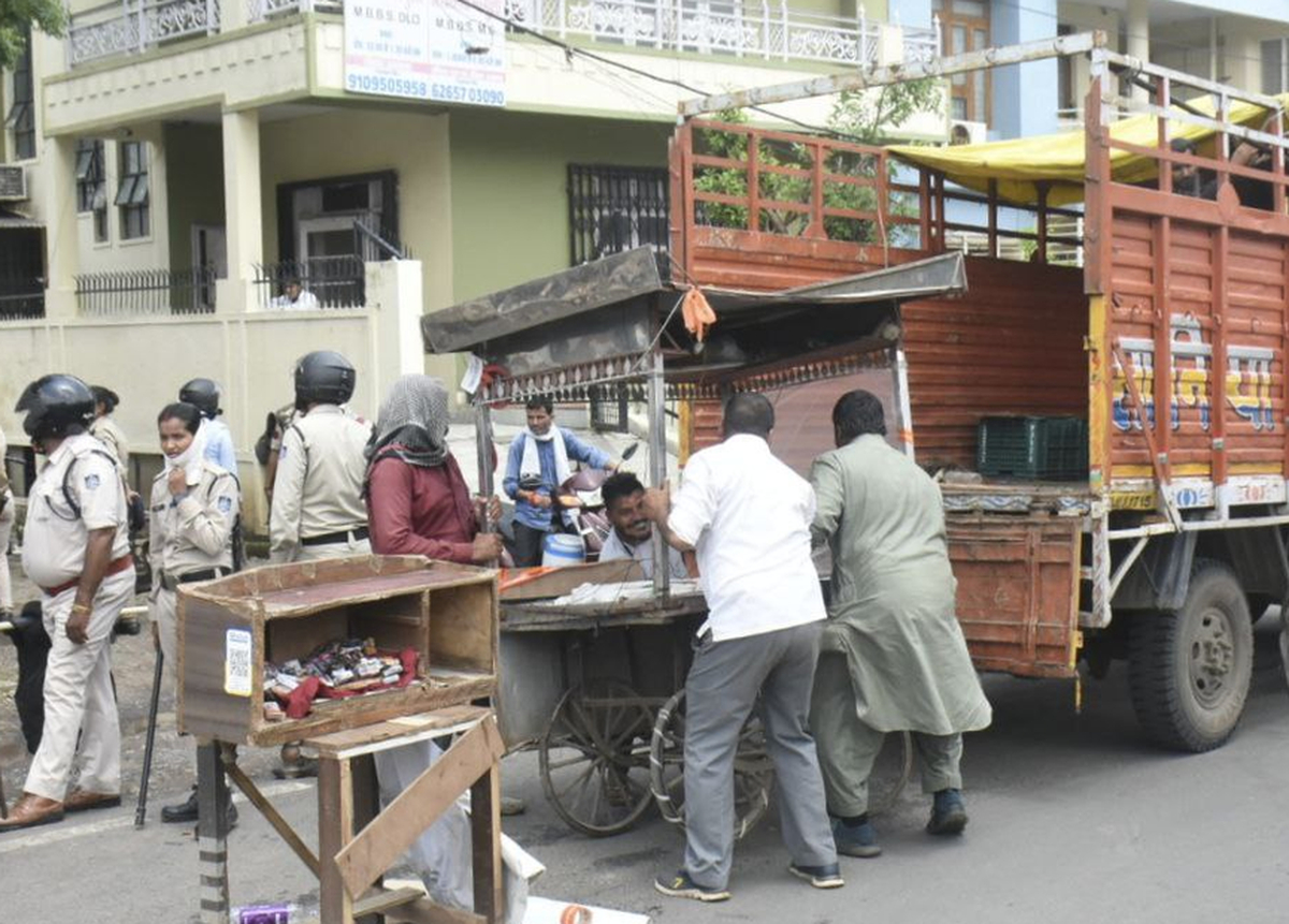 भोपाल ईश्वर नगर रेडिसन होटल के पास अवैध रूप से प्लाट पर किया गया कब्जा आज नगर
निगम ने भारी पुलिस बल की सहायता से आधा हटाया। ओर बाकी निर्माण हटाने के लिए मोहलत
दी । दो बार निगम की टीम पहुंची फिर भी नही हटा पाया पूरा कब्जा । शिकायत है की
कब्जाधारियों पर है रसूख का आश्रय ।