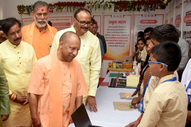 CM Yogi Adityanath: अटल आवासीय विद्यालय में टीचर बनकर पहुंचे सीएम योगी, छात्र-छात्राओं ने ताबड़तोड़ पूछे ये सवाल