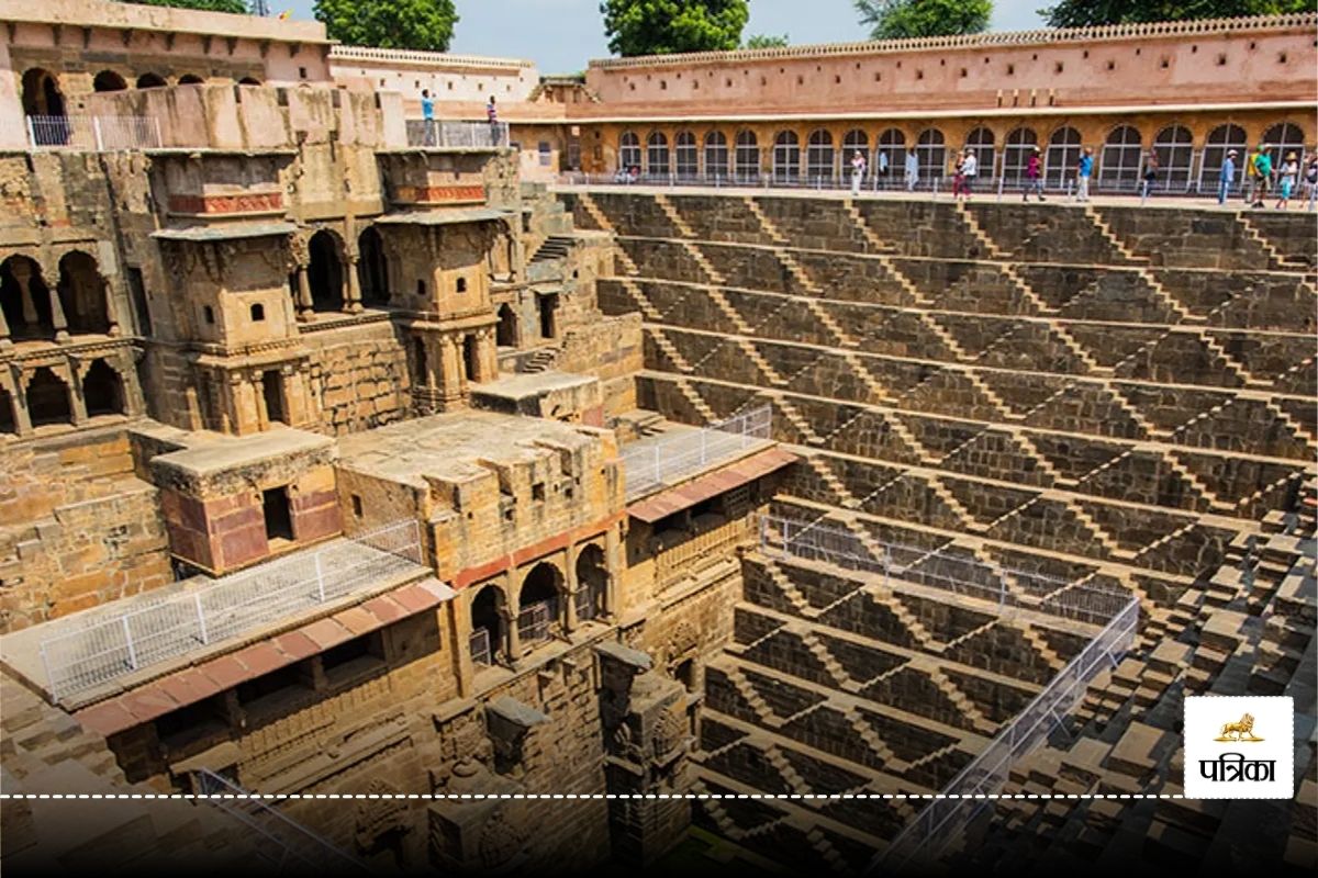 भूलभुलैया या भूतिया बावड़ी? चांदनी रात में हो जाती है सफेद, जानें दुनिया की सबसे
गहरी बावड़ी का रहस्य