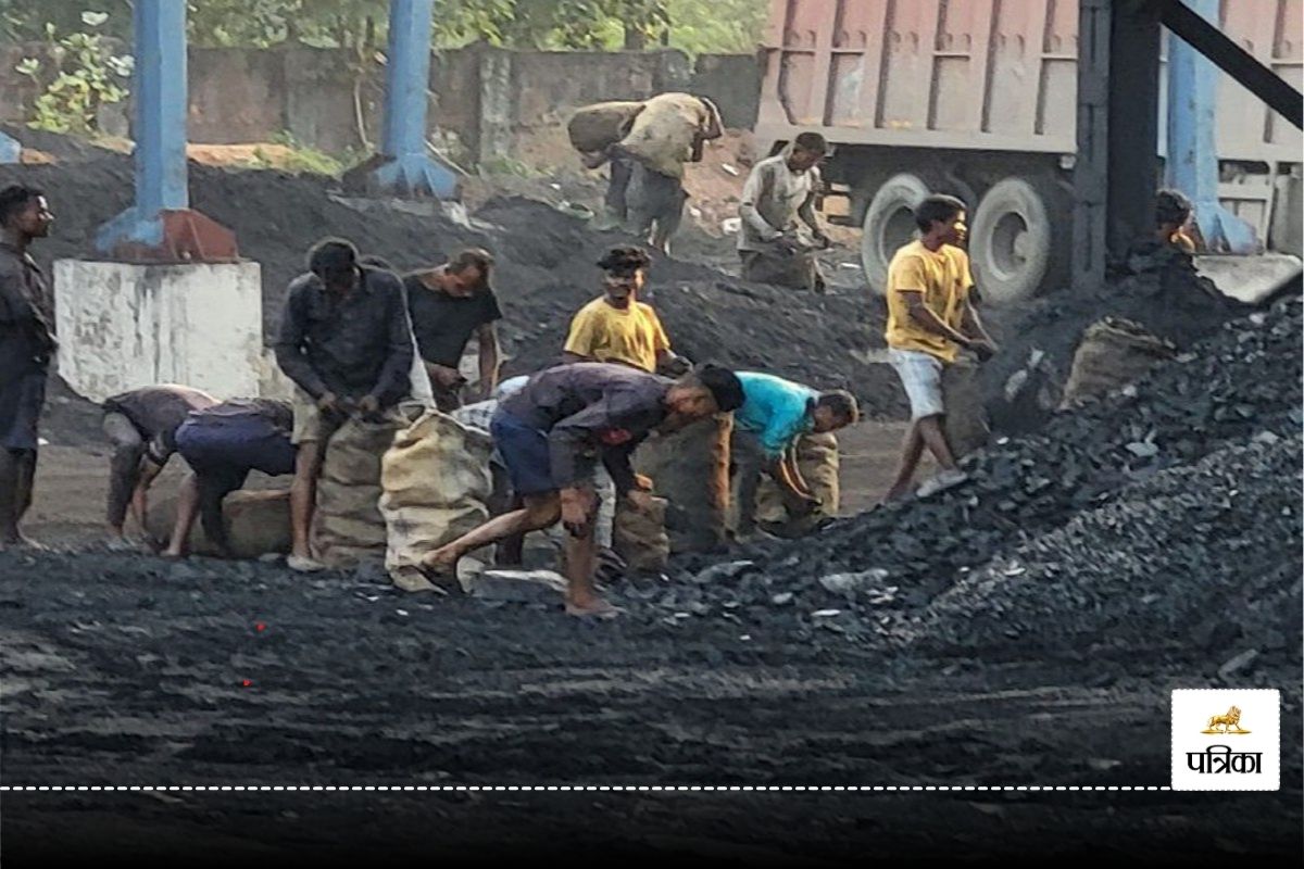 CG Coal theft: कोयला चोरों की बल्ले-बल्ले: दिनदहाड़े खदान से कर रहे चोरी, अंकुश
लगाने में प्रबंधन नाकाम, सिर्फ रोड सेल में है व्यस्त