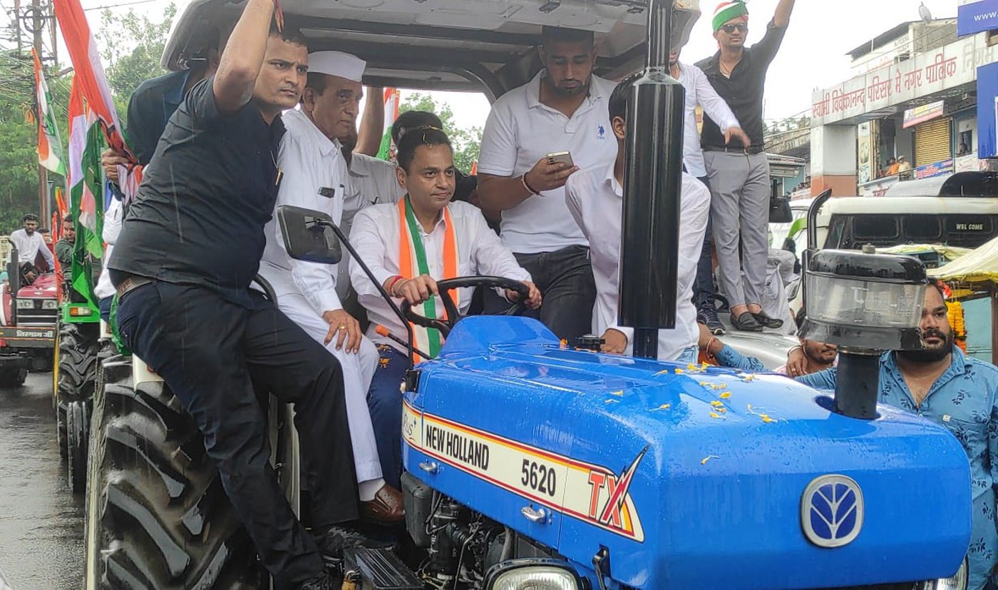 Video: किसानों के साथ ट्रैक्टर पर सवार होकर निकले नकुलनाथ