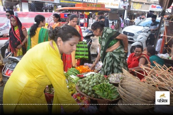 Hartalika Teej 2024: तीजा पर्व को लेकर मार्केट में रौनक, महिलाएं जमकर कर रहीं खरीदारी, देखें तस्वीरें...