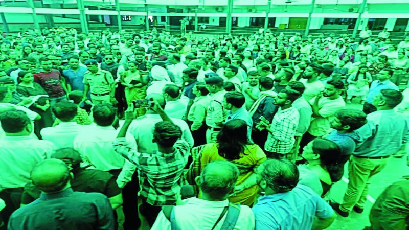 डीपीएस स्कूल रिसाली में अबोध बच्ची के साथ कथित यौन उत्पीड़न का मामला एक बार फिर चर्चा में है। पूर्व मुख्यमंत्री भूपेश बघेल ने इस कथित घटना को लेकर पुलिस पर सवाल खड़े किए हैं। इस कथित घटना को लेकर लोग अब फिर तर्क वितर्क कर रहे हैं। कुछ लोगों का कहना है कि घटना को दबा दिया गया। वहीं कुछ लोगों का कहना है कि स्कूल को बदनाम करने के लिए भी कुछ लोग हथकंडा अपना सकते हैं।