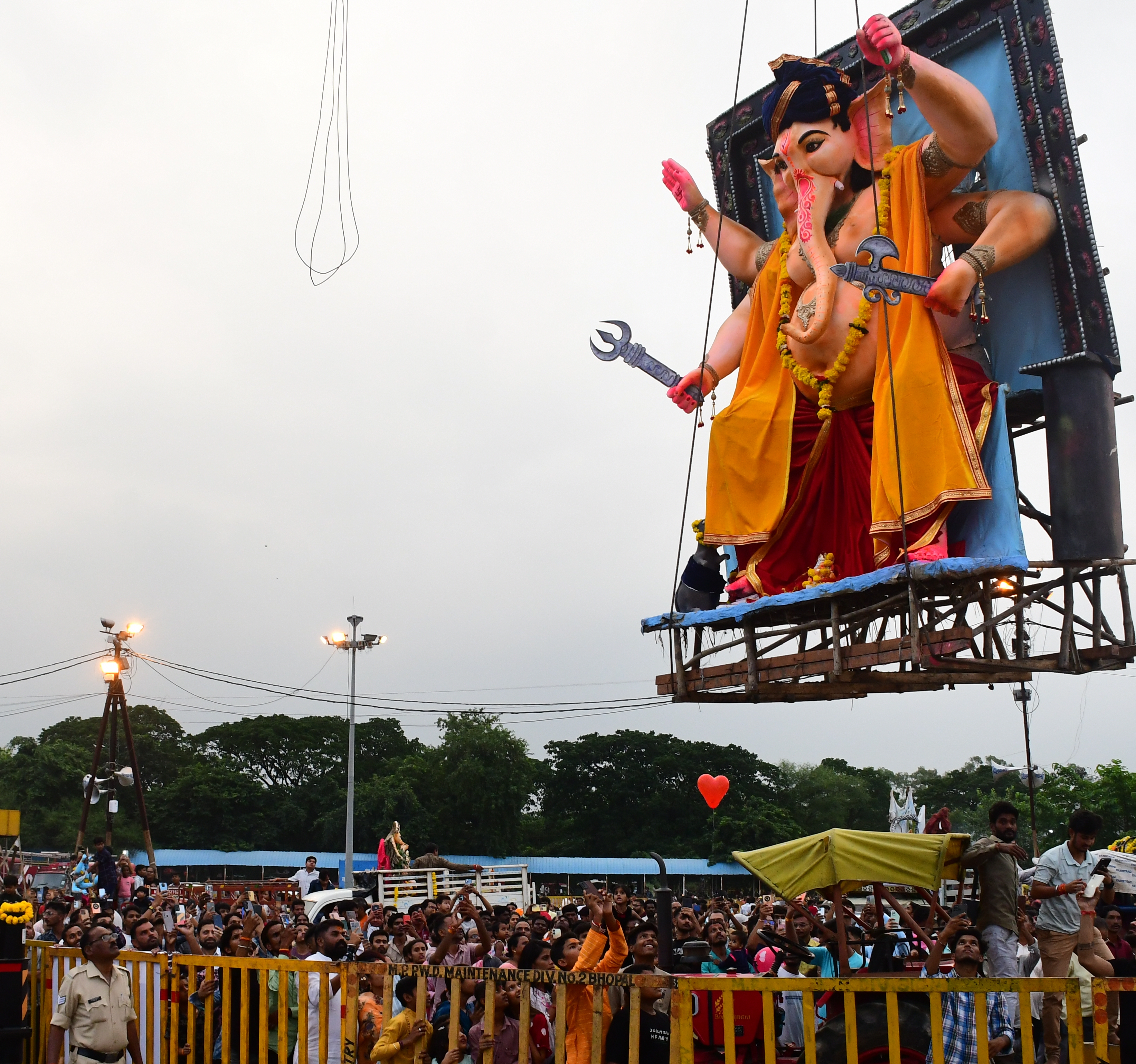 भोपाल @पत्रिका आज मंगलवार को अनंत चतुर्दशी के अवसर पर प्रेमपुरा घाट पर गणेश
विसर्जन करने पहुंचे श्रद्धालु अचानक मौसम बदला काली घटाओ के बाद हुई तेज बारिश
दृश्य प्रेमपुरा घाट फोटो अजय शर्मा भोपाल