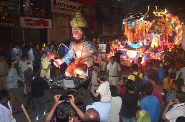 फूलचौक गणेश उत्सव समिति ने राम दरबार की झांकी प्रस्तुत की।