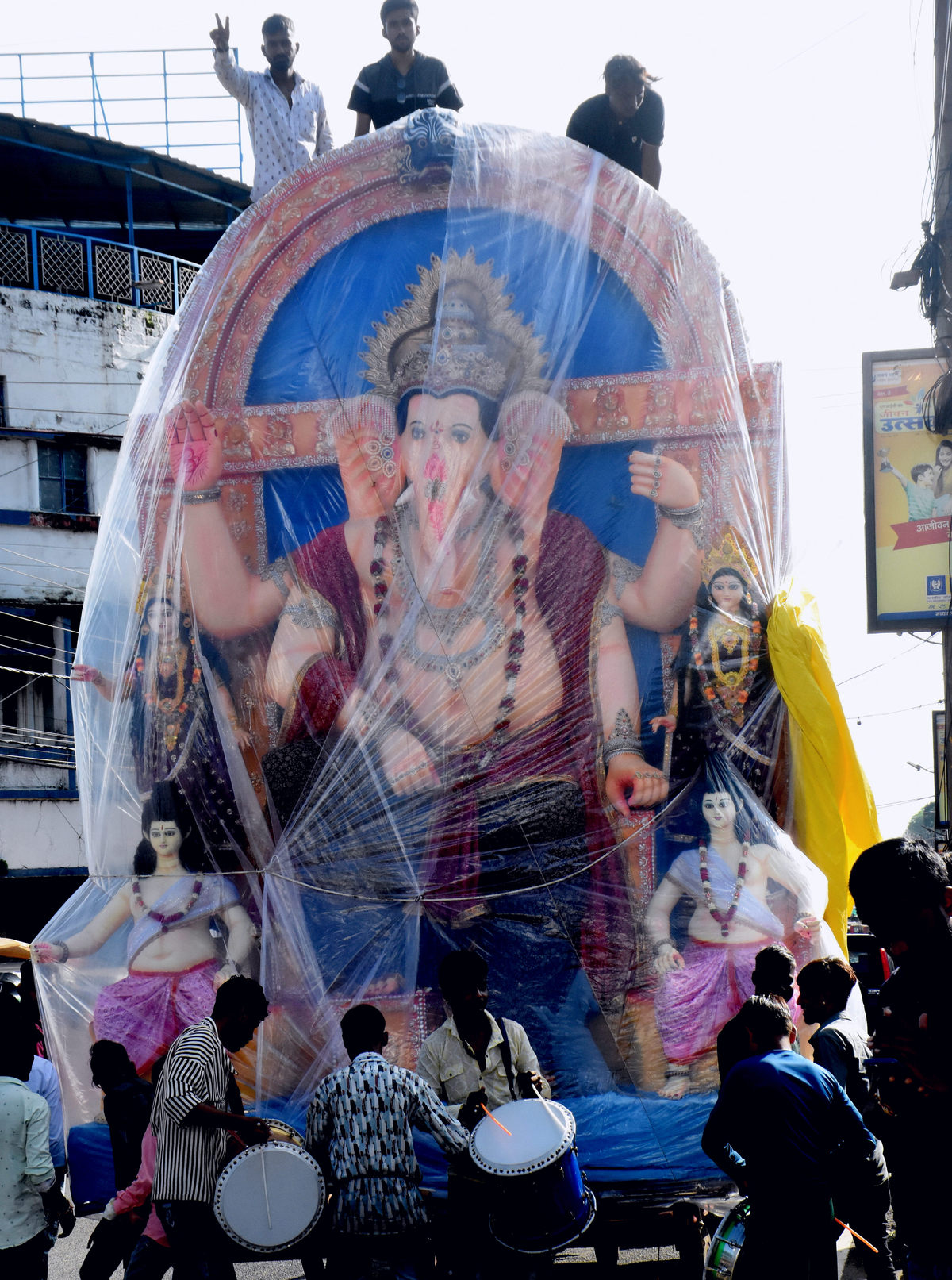 भोपाल आज से गणेश उत्सव शुरू हुआ। बड़ी प्रतिमाओं को ले जाने का सिलसिला दिन भर
जारी रहा । क्रेन के सहारे प्रतिमा रखते हुए श्रद्धालु ।फोटो सुभाष ठाकुर